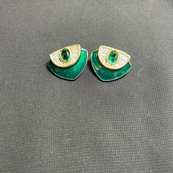VTG Beautiful Gold Tone Metal and Green Iridescent clip on earrings. Unbranded - Picture 3 of 6